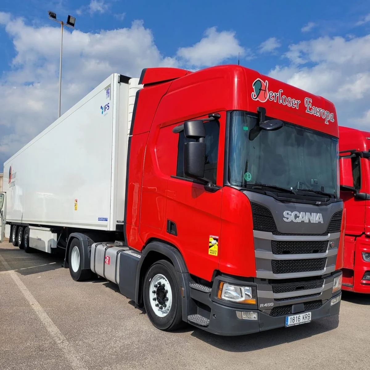 Detalle de tractora Scania rotulada de Herloser Europa