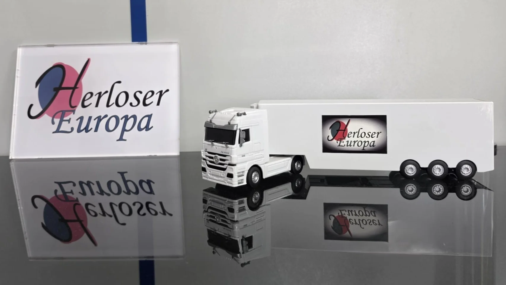 Vehículo de reparto de Herloser Europa en sus instalaciones
